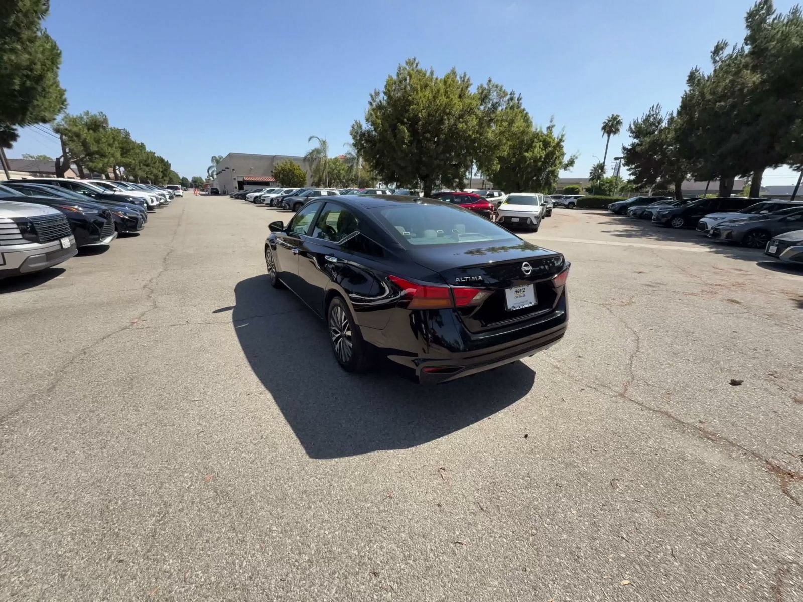 Used 2025 Nissan Altima 2.5 SV FWD image 10