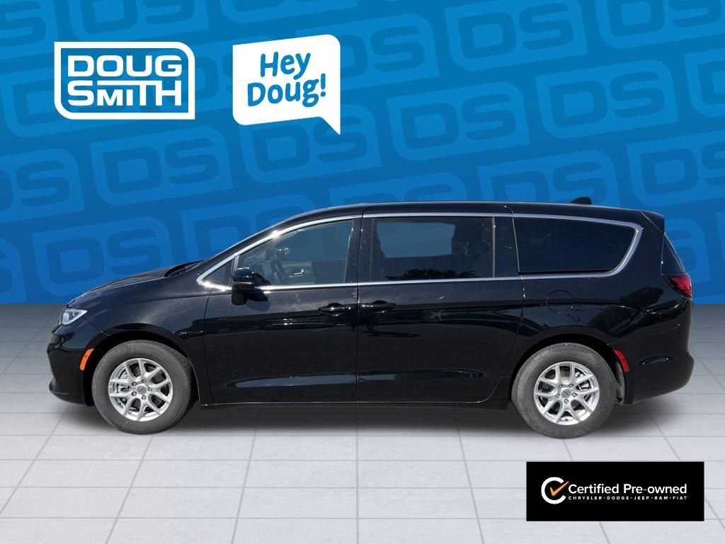 Used 2025 Chrysler Pacifica Select FWD image 2