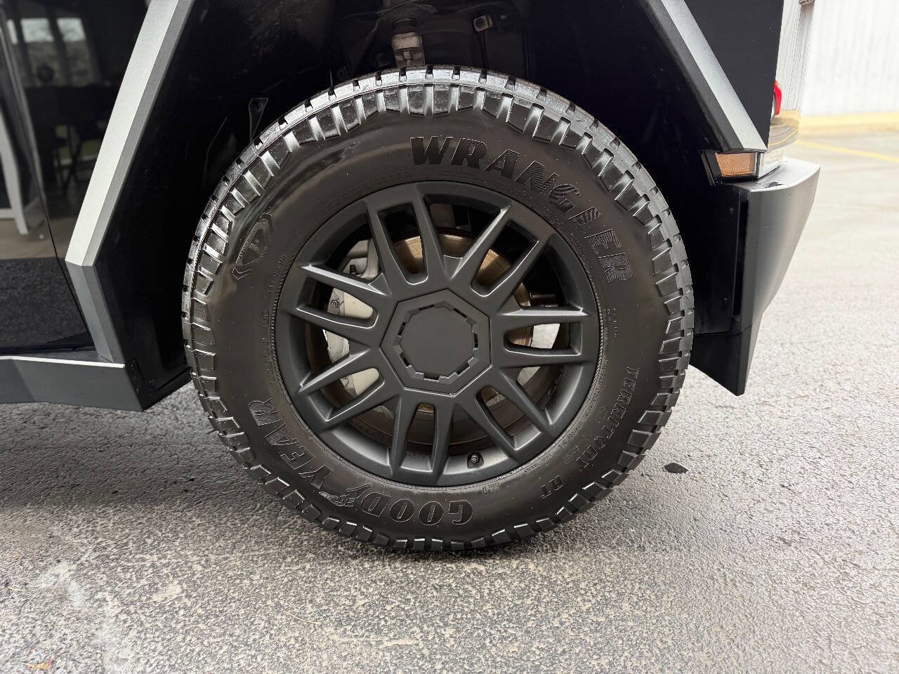 Used 2024 Tesla Cybertruck AWD Crew Cab image 5