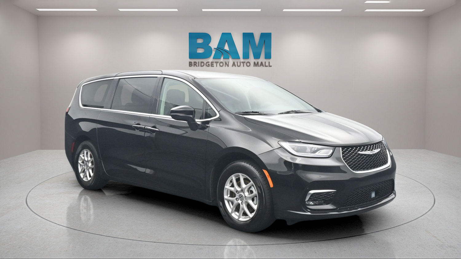 Used 2024 Chrysler Pacifica Touring-L FWD image 1