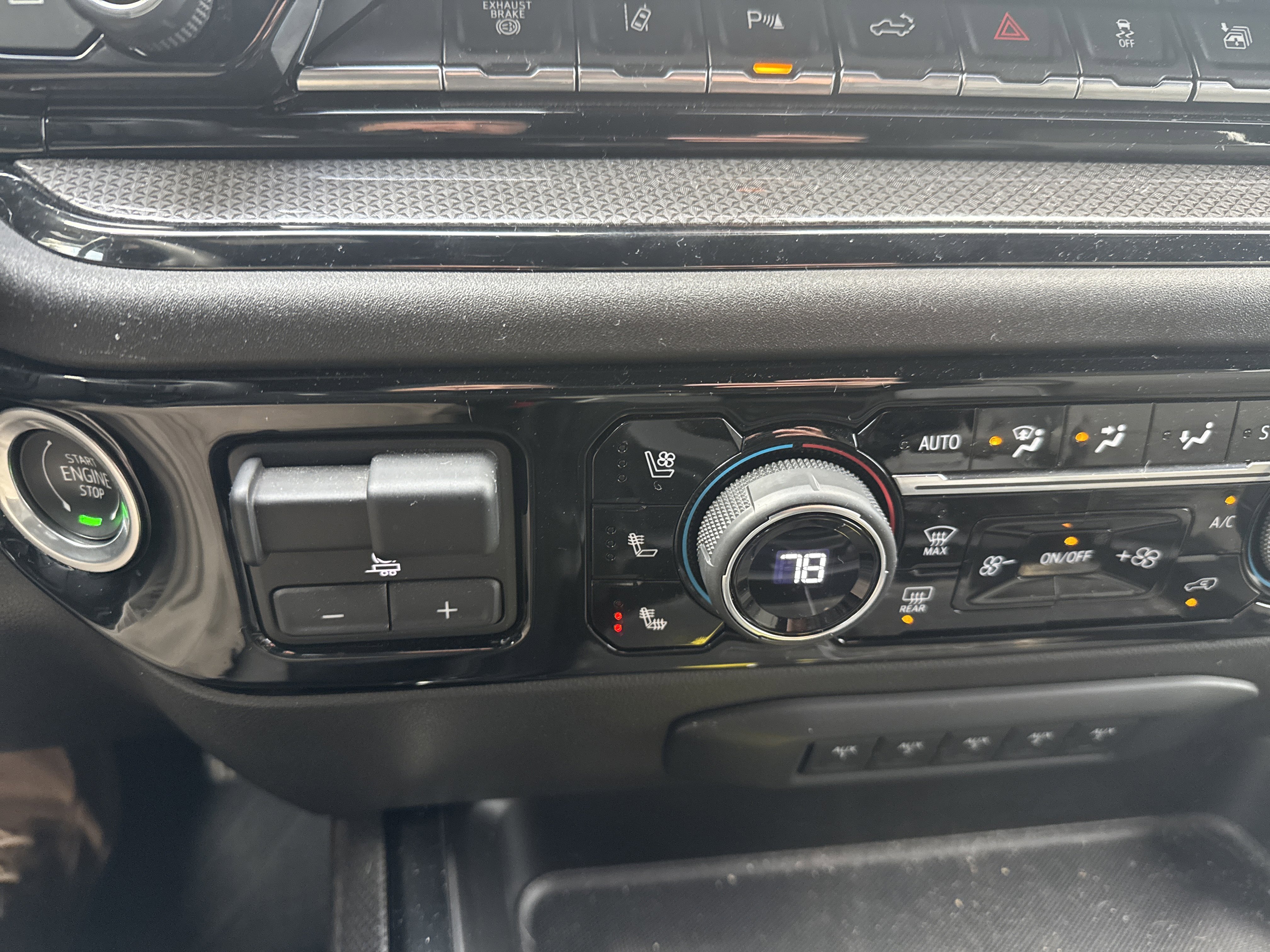 Used 2024 Chevrolet Silverado 2500 ZR2 w/ Technology Package image 27