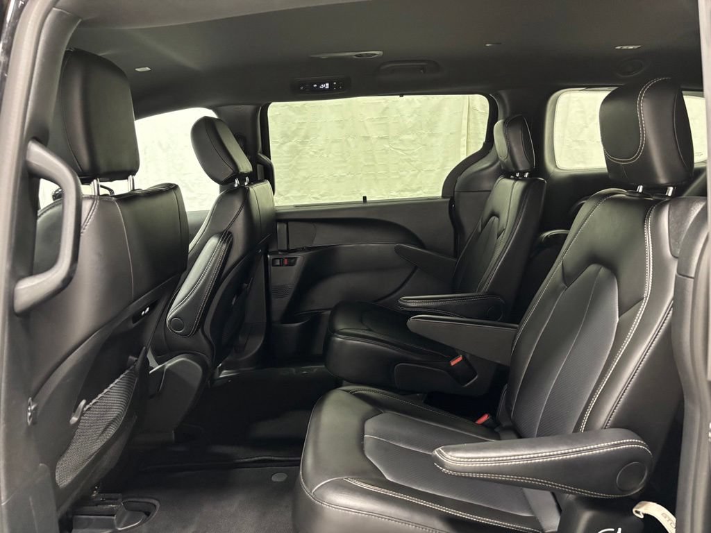 Used 2025 Chrysler Pacifica Select FWD image 42