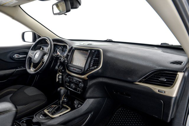 Used 2016 Jeep Cherokee Latitude w/ Cold Weather Group AWD/4WD image 10