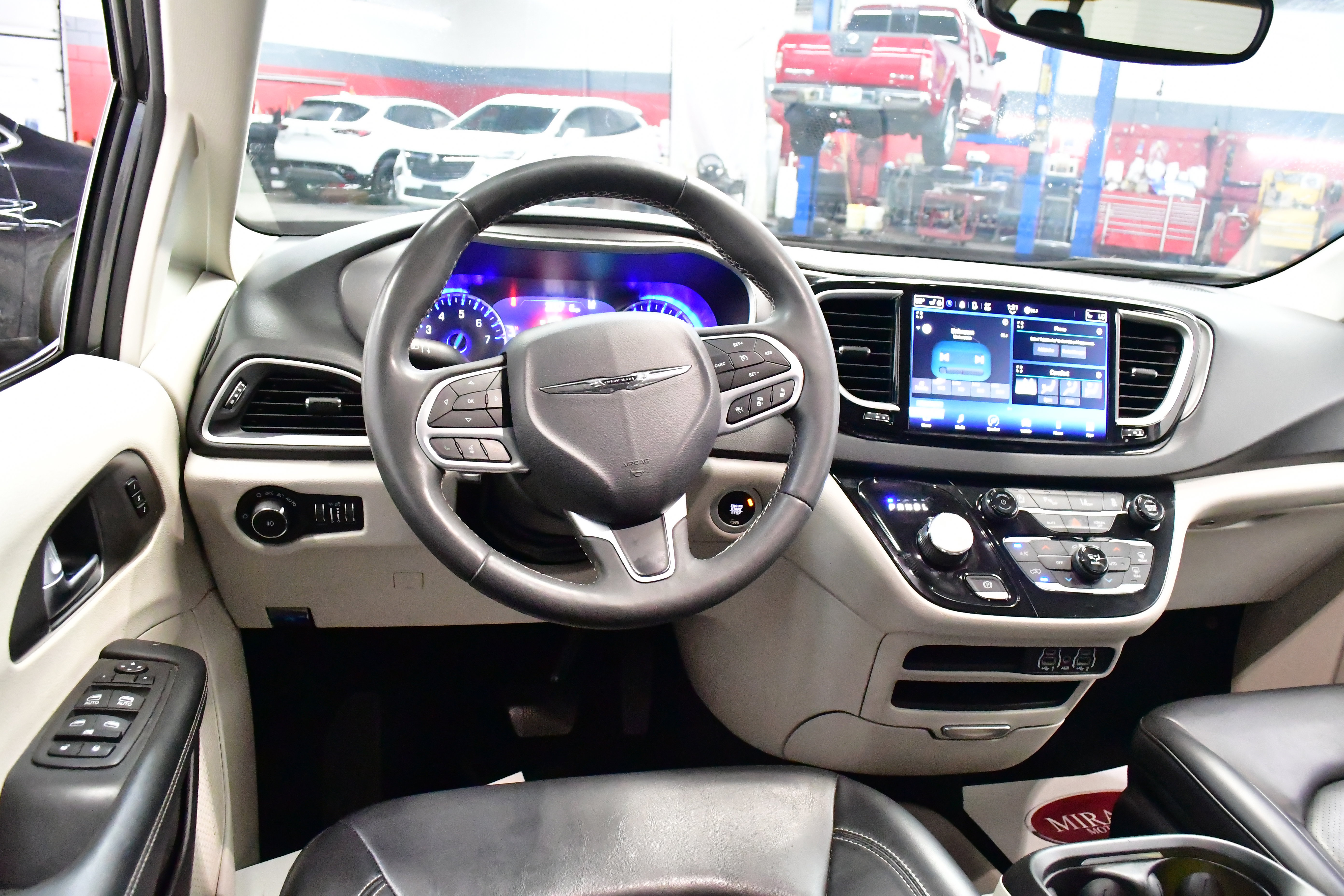 Used 2023 Chrysler Pacifica Touring-L image 14