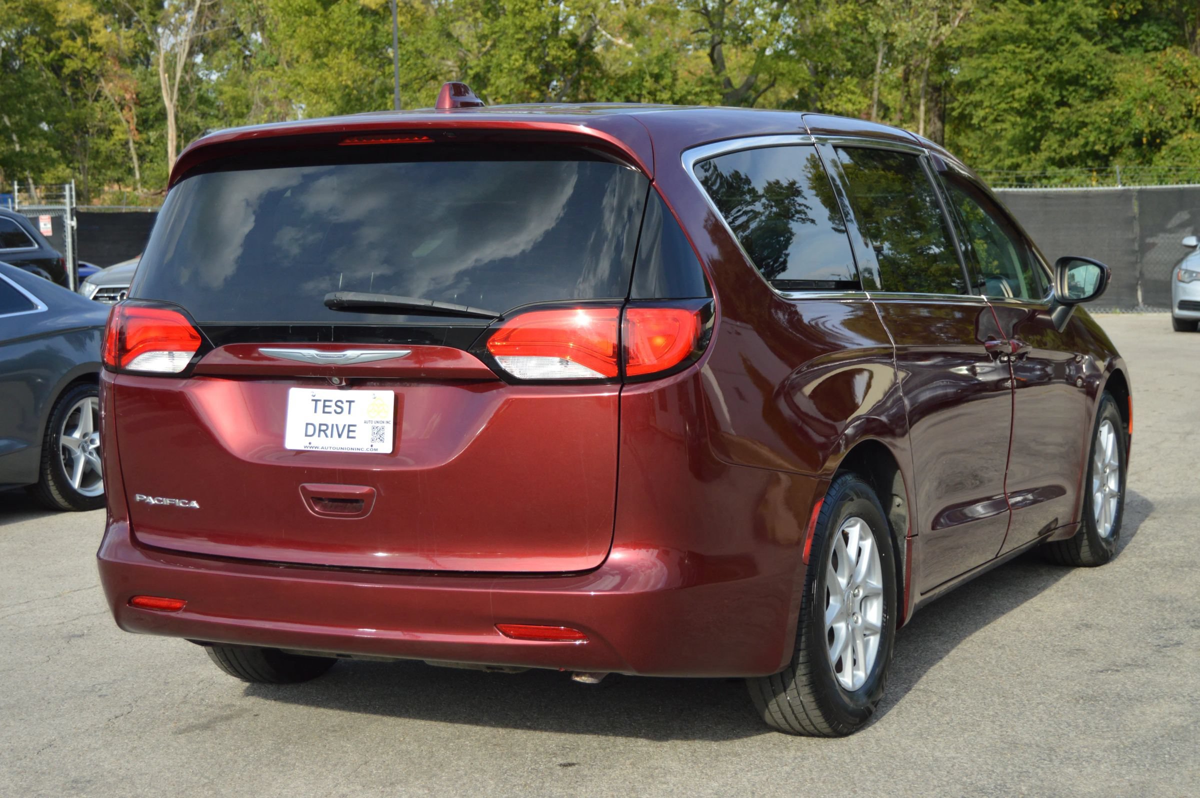 Used 2017 Chrysler Pacifica Touring FWD image 6