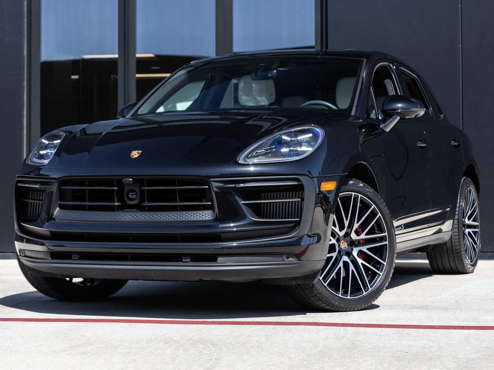 Certified 2024 Porsche Macan S AWD/4WD image 1