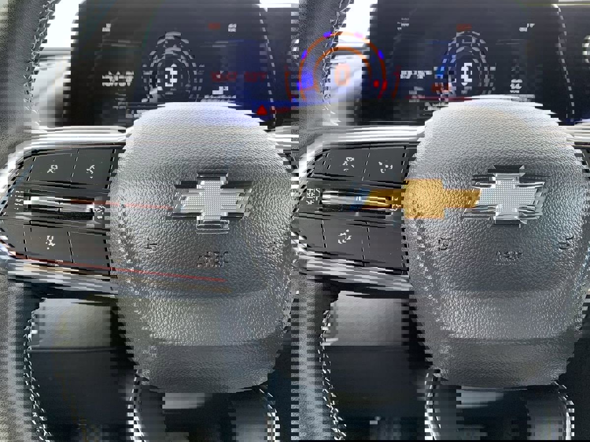 Used 2025 Chevrolet Traverse LT image 18