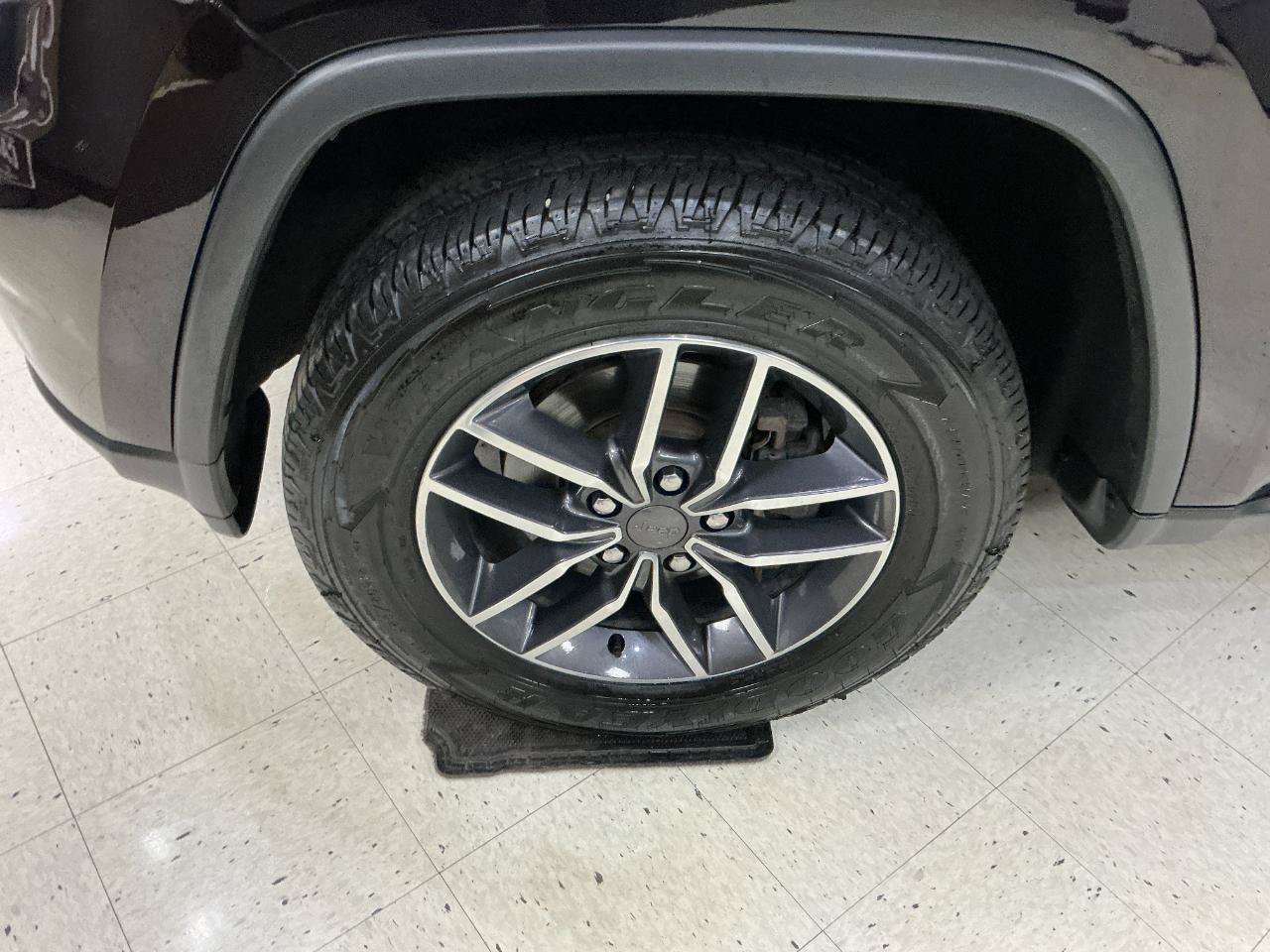 Used 2019 Jeep Grand Cherokee Limited AWD/4WD image 6