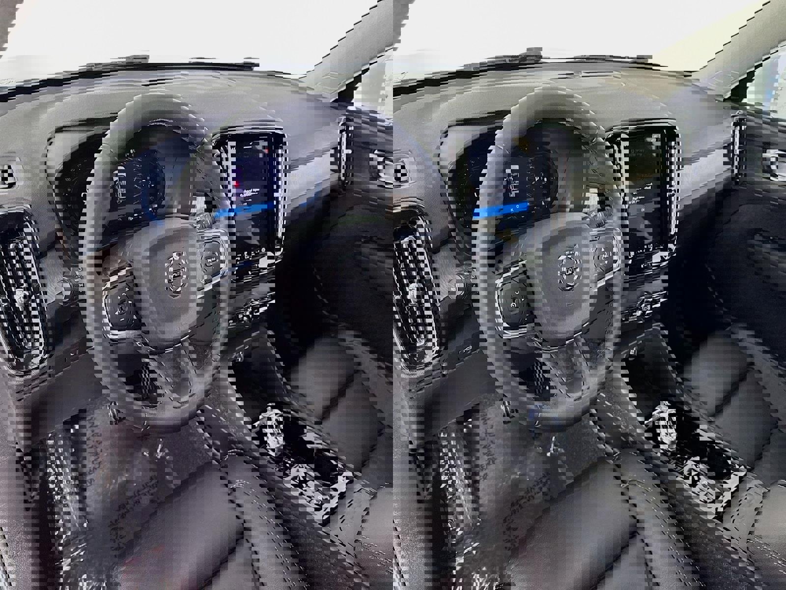 Used 2023 Volvo XC40 B4 Plus w/ Driver Assist Package image 10