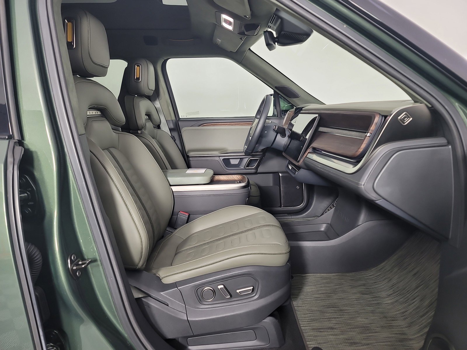 Used 2023 Rivian R1S Adventure AWD/4WD image 24