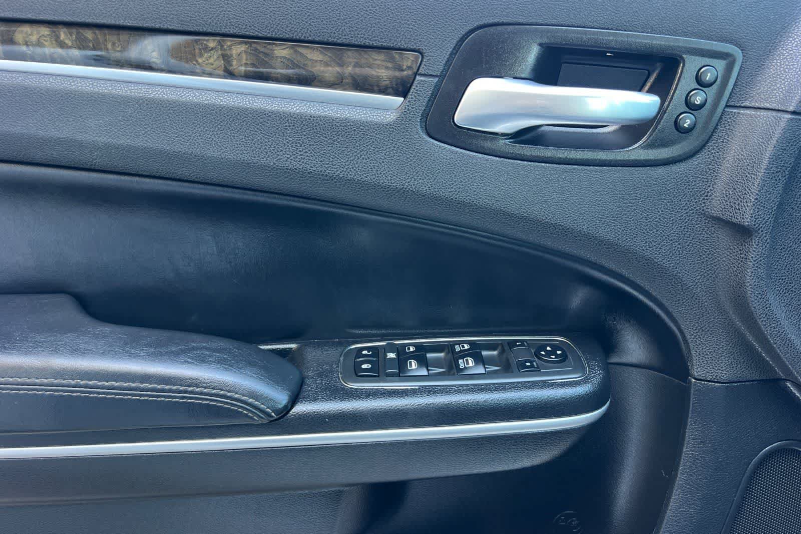 Used 2019 Chrysler 300 Limited RWD image 13
