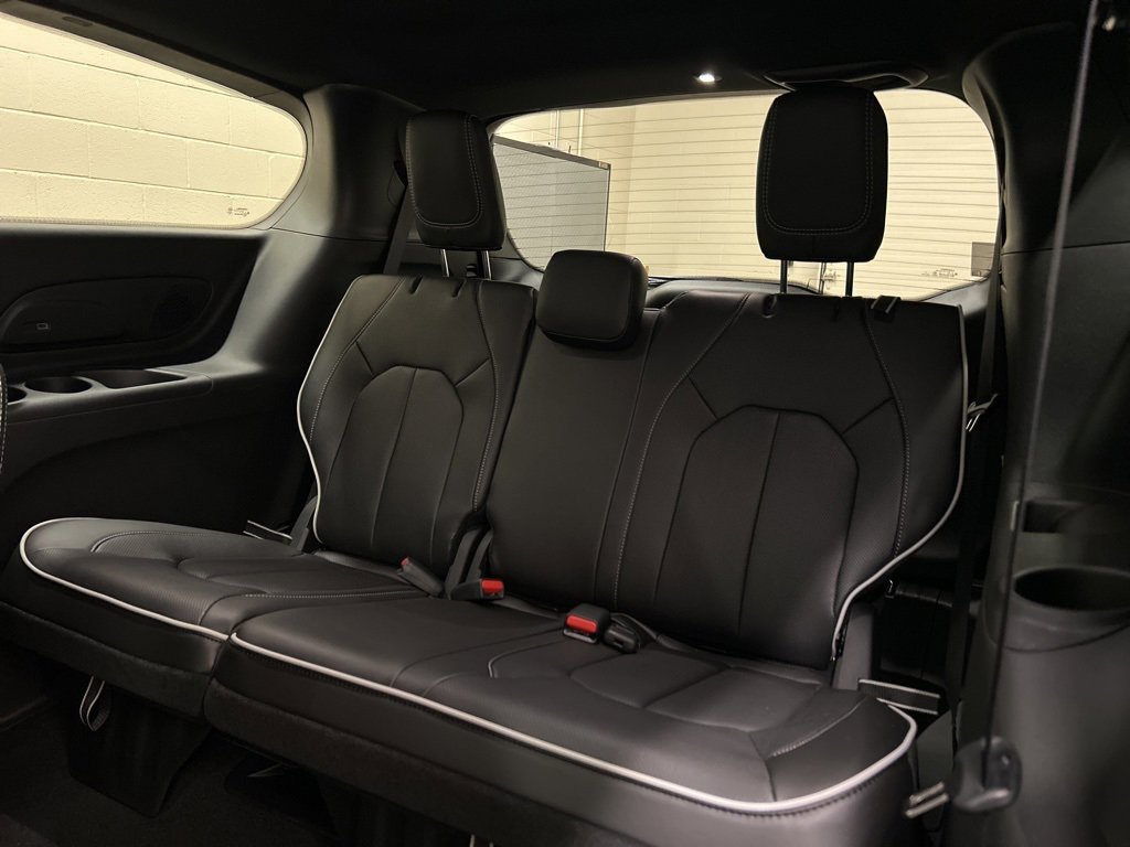 New 2026 Chrysler Pacifica Limited image 9