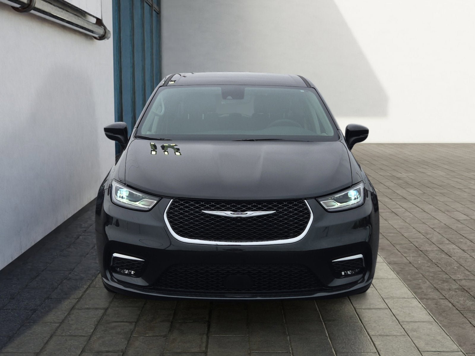 Used 2023 Chrysler Pacifica Touring-L FWD image 8