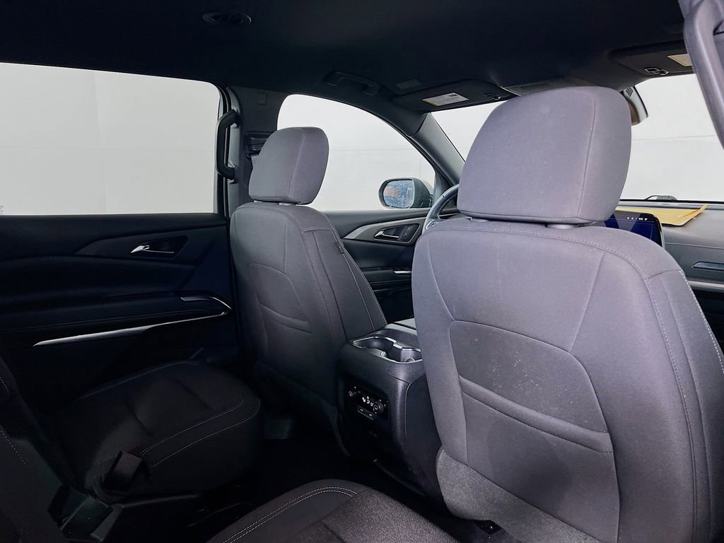Used 2025 Chevrolet Traverse LT FWD image 9