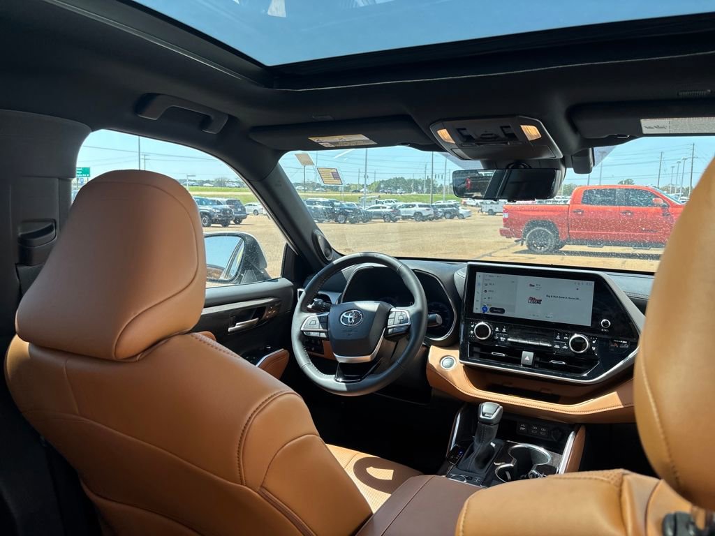 Used 2025 Toyota Highlander Platinum image 29