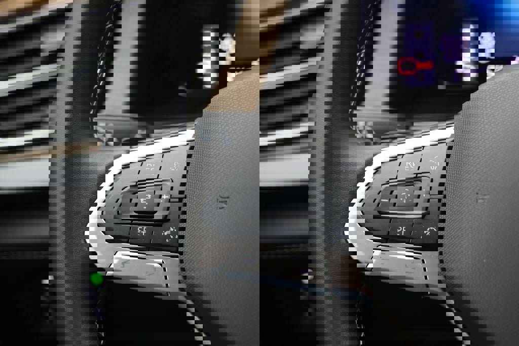 Used 2025 Volkswagen Atlas SE image 21