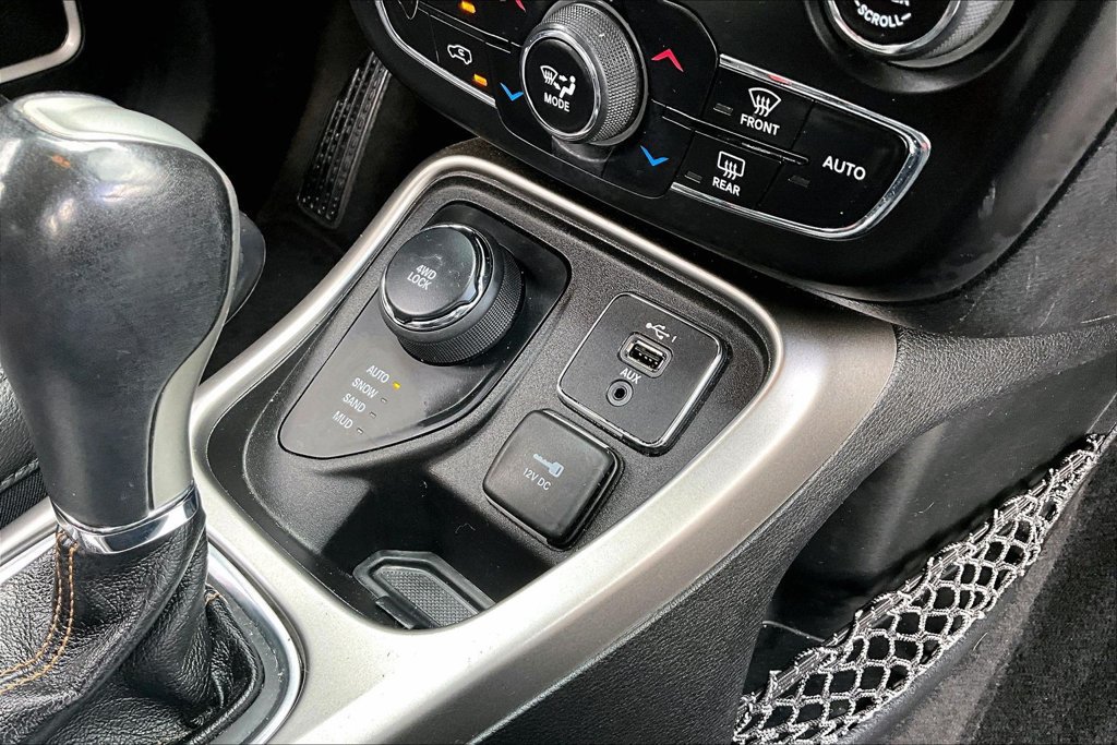 Used 2019 Jeep Compass Latitude w/ Cold Weather Group AWD/4WD image 16