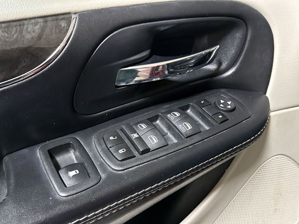 Used 2015 Chrysler Town & Country Touring image 20
