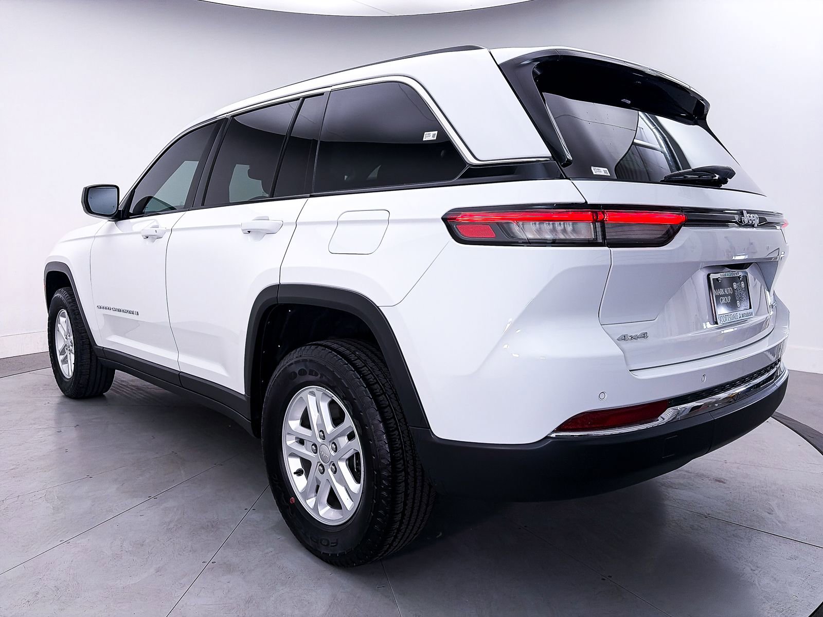 Used 2023 Jeep Grand Cherokee Laredo w/ Trailer Tow Prep Group (B) AWD/4WD image 12