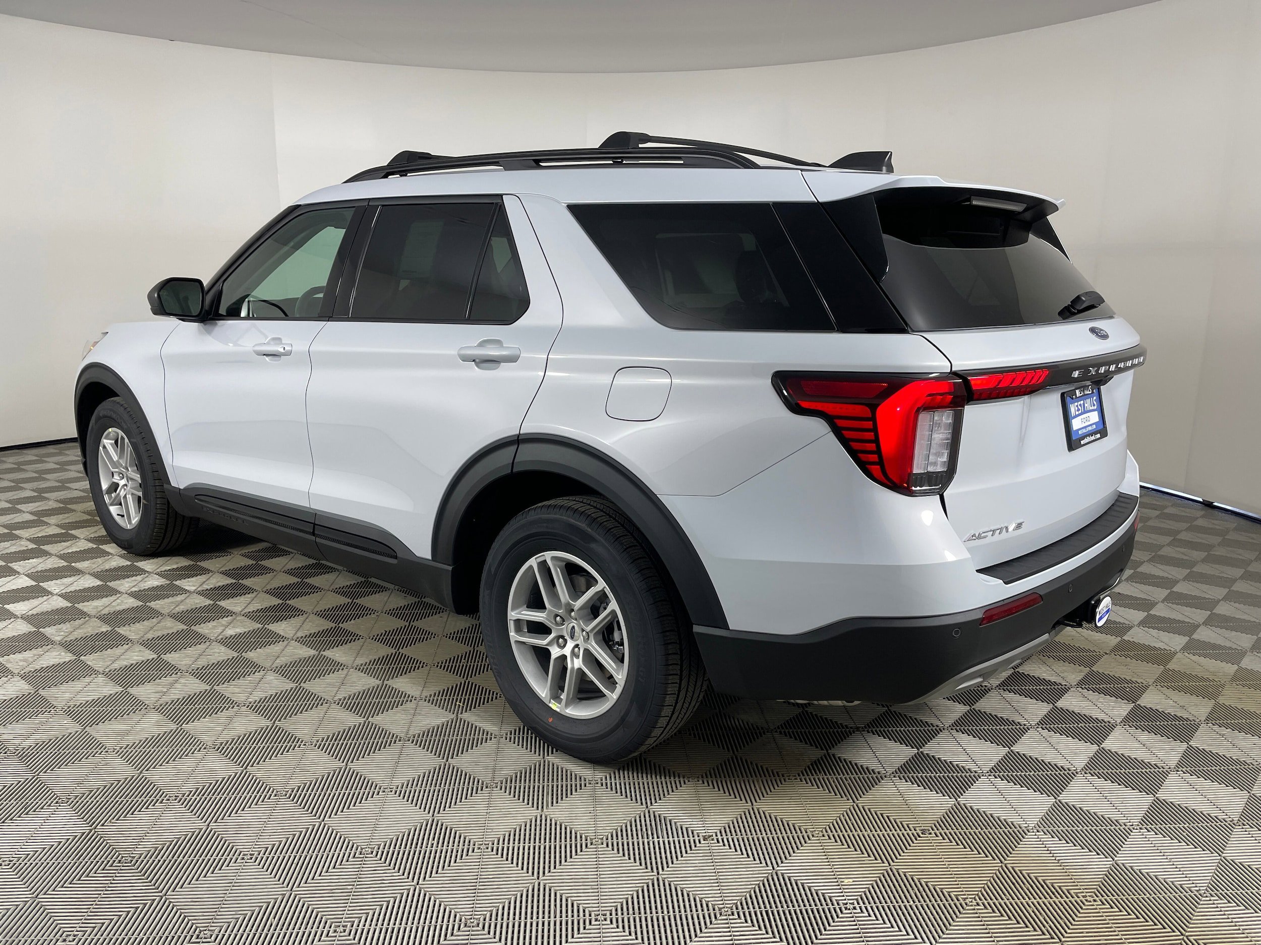 New 2026 Ford Explorer Active RWD image 8