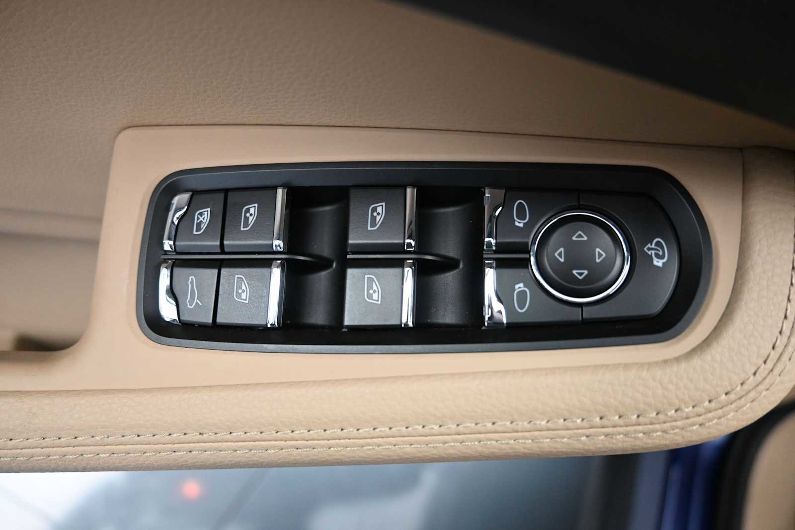 Certified 2026 Porsche Macan AWD/4WD image 8
