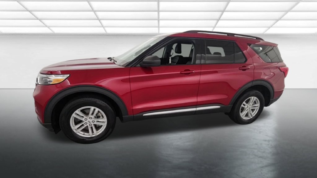 Used 2024 Ford Explorer XLT w/ Equipment Group 202A AWD/4WD image 4