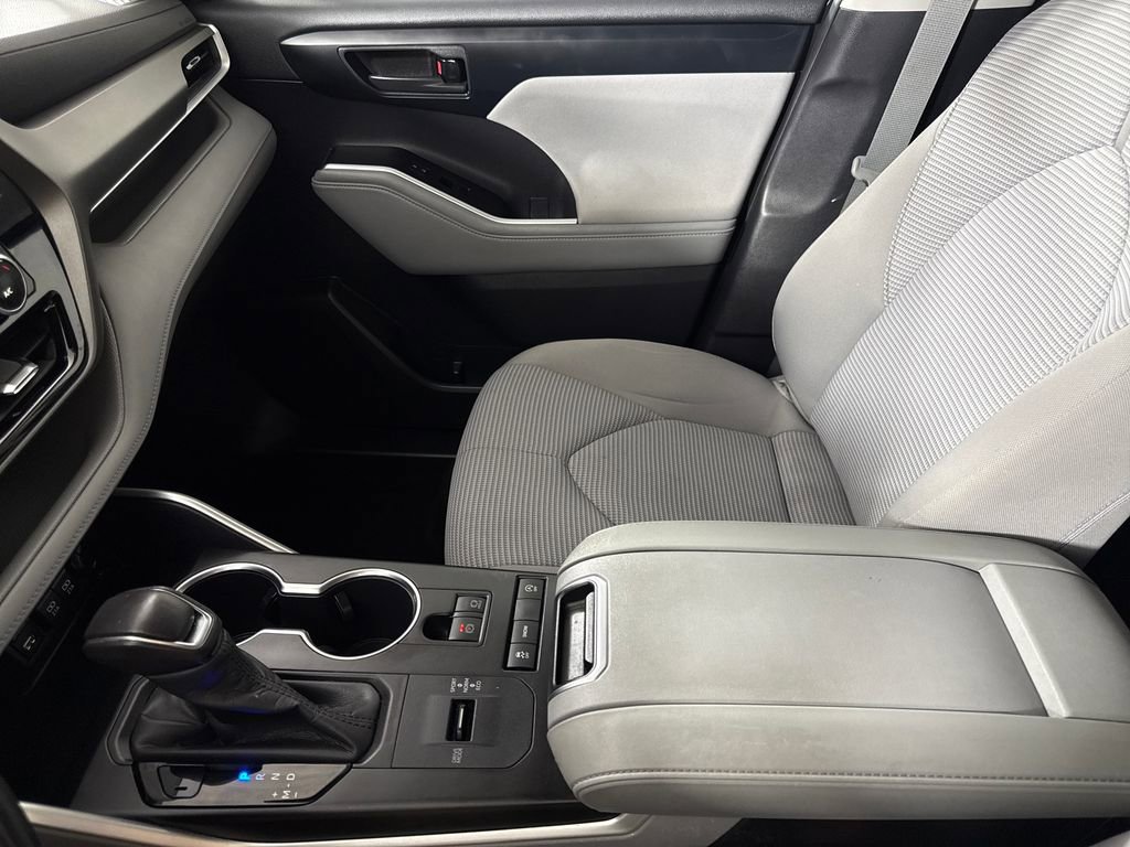 Used 2020 Toyota Highlander LE image 19