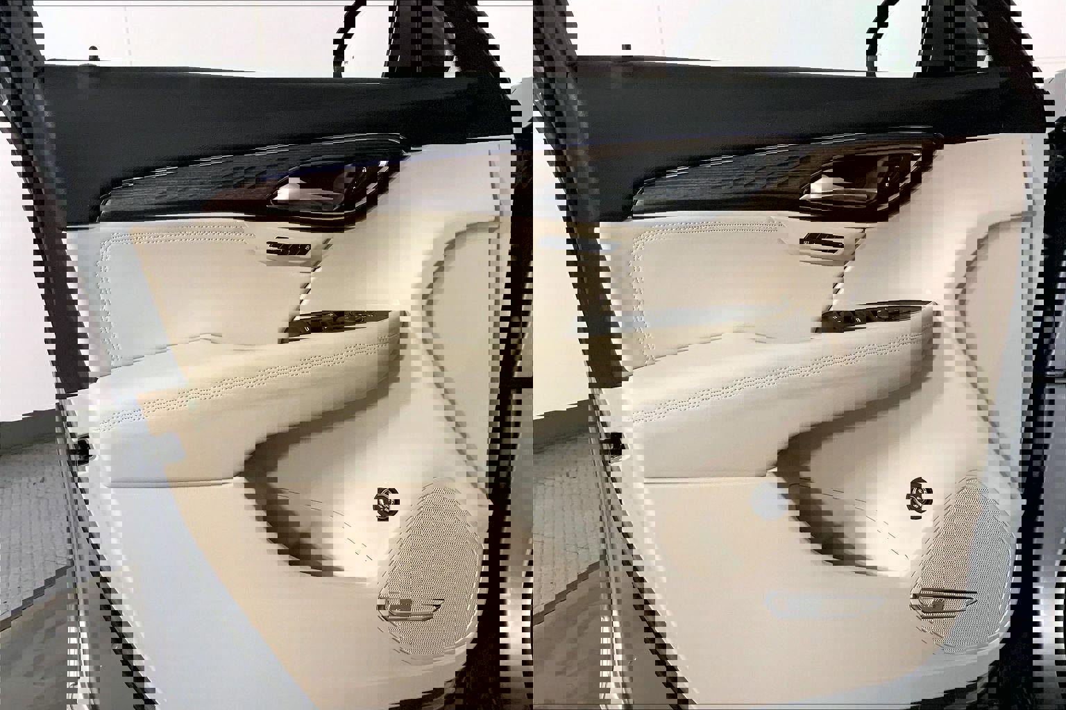 Used 2023 Buick Envision Avenir image 24