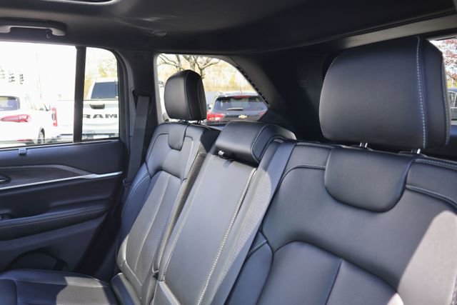 Used 2024 Jeep Grand Cherokee Limited w/ Luxury Tech Group II AWD/4WD image 16