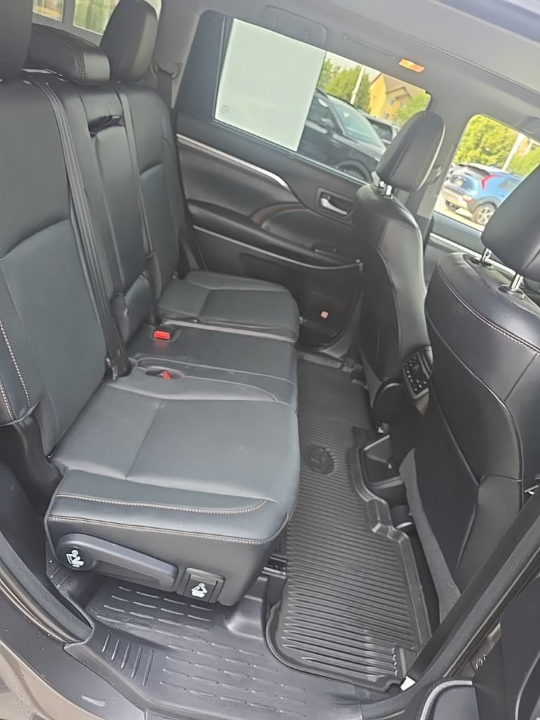 Used 2017 Toyota Highlander Limited Platinum AWD/4WD image 12