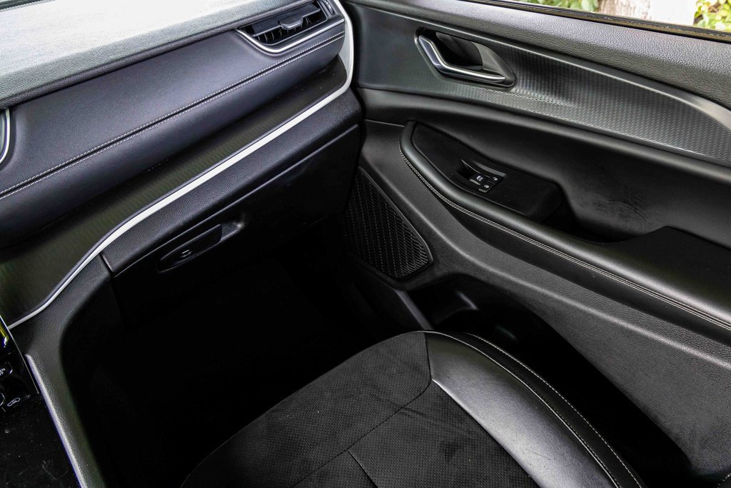 Used 2023 Jeep Grand Cherokee L Laredo image 17