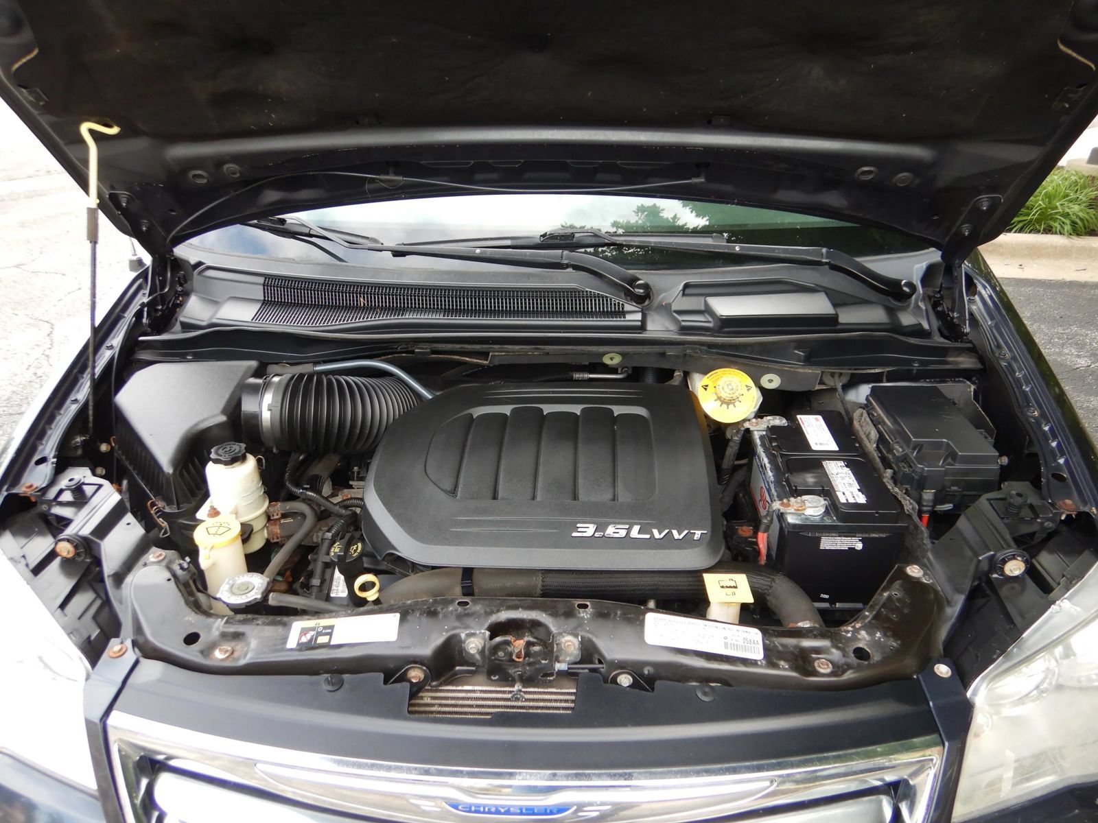 Used 2014 Chrysler Town & Country Touring FWD image 28