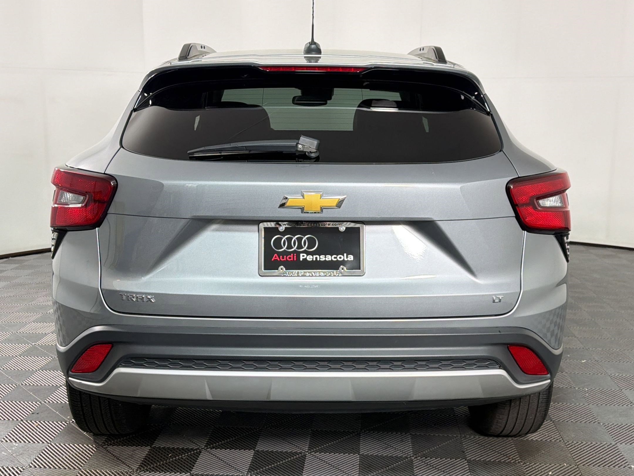 Used 2025 Chevrolet Trax LT FWD image 9