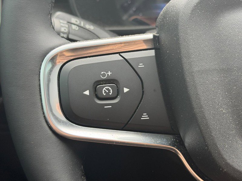 Certified 2025 Volvo XC40 B5 Plus AWD/4WD image 18
