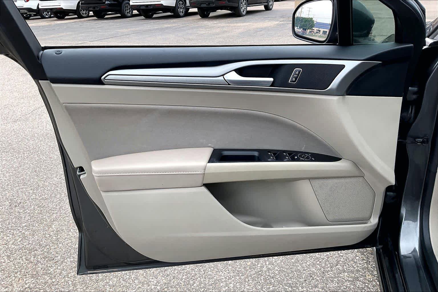 Used 2019 Ford Fusion SE FWD image 21
