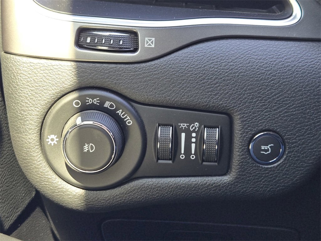 Used 2020 Jeep Cherokee Latitude Plus w/ Comfort/Convenience Group image 24