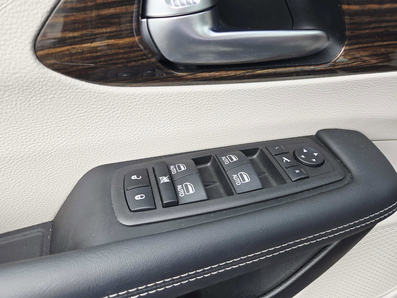 Used 2023 Chrysler Pacifica Limited FWD image 42