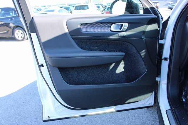 Used 2025 Volvo XC40 B5 Plus image 10