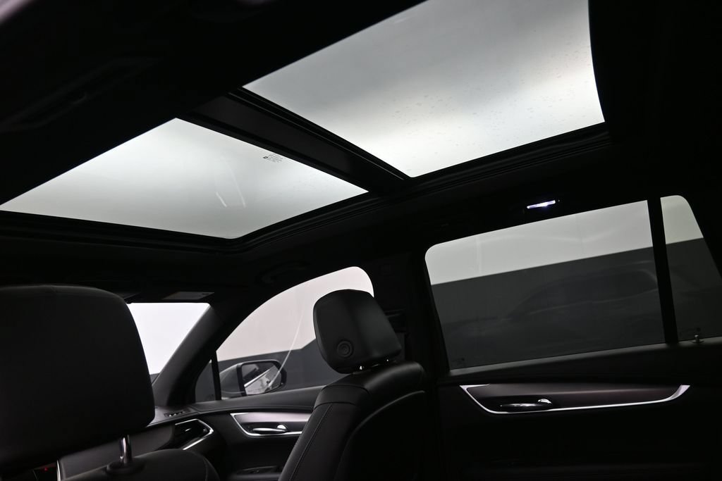 Used 2025 Cadillac XT6 Luxury FWD image 2