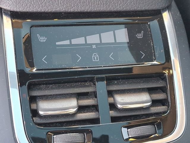 Used 2020 Volvo XC90 T6 Momentum image 12