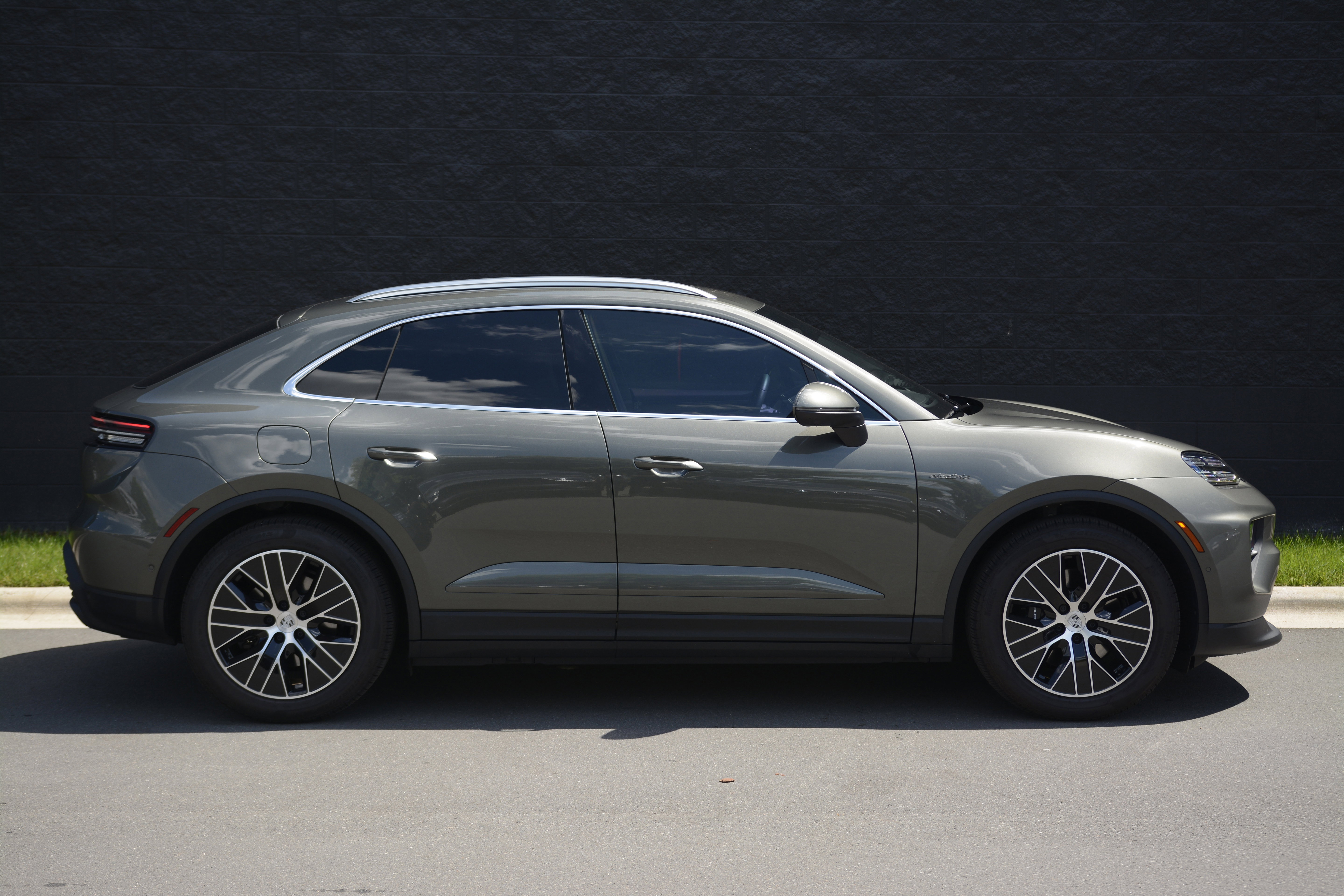 Certified 2025 Porsche Macan 4S Electric AWD/4WD image 8