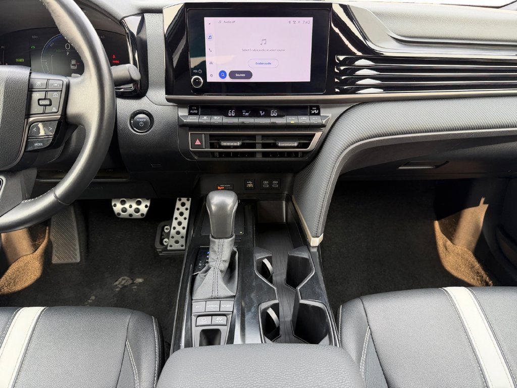 Used 2025 Toyota Camry SE FWD image 13