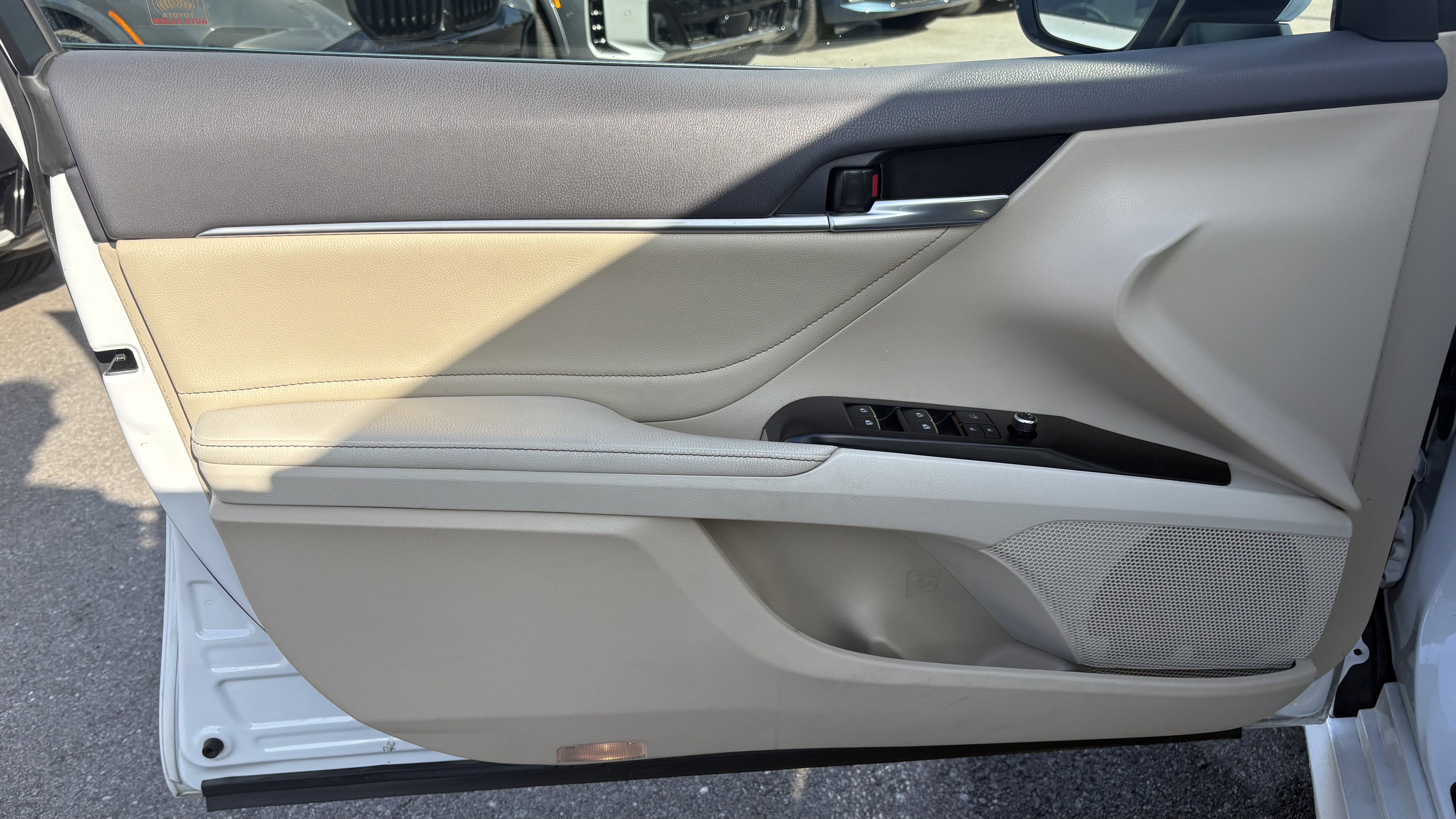 Used 2018 Toyota Camry XLE image 16