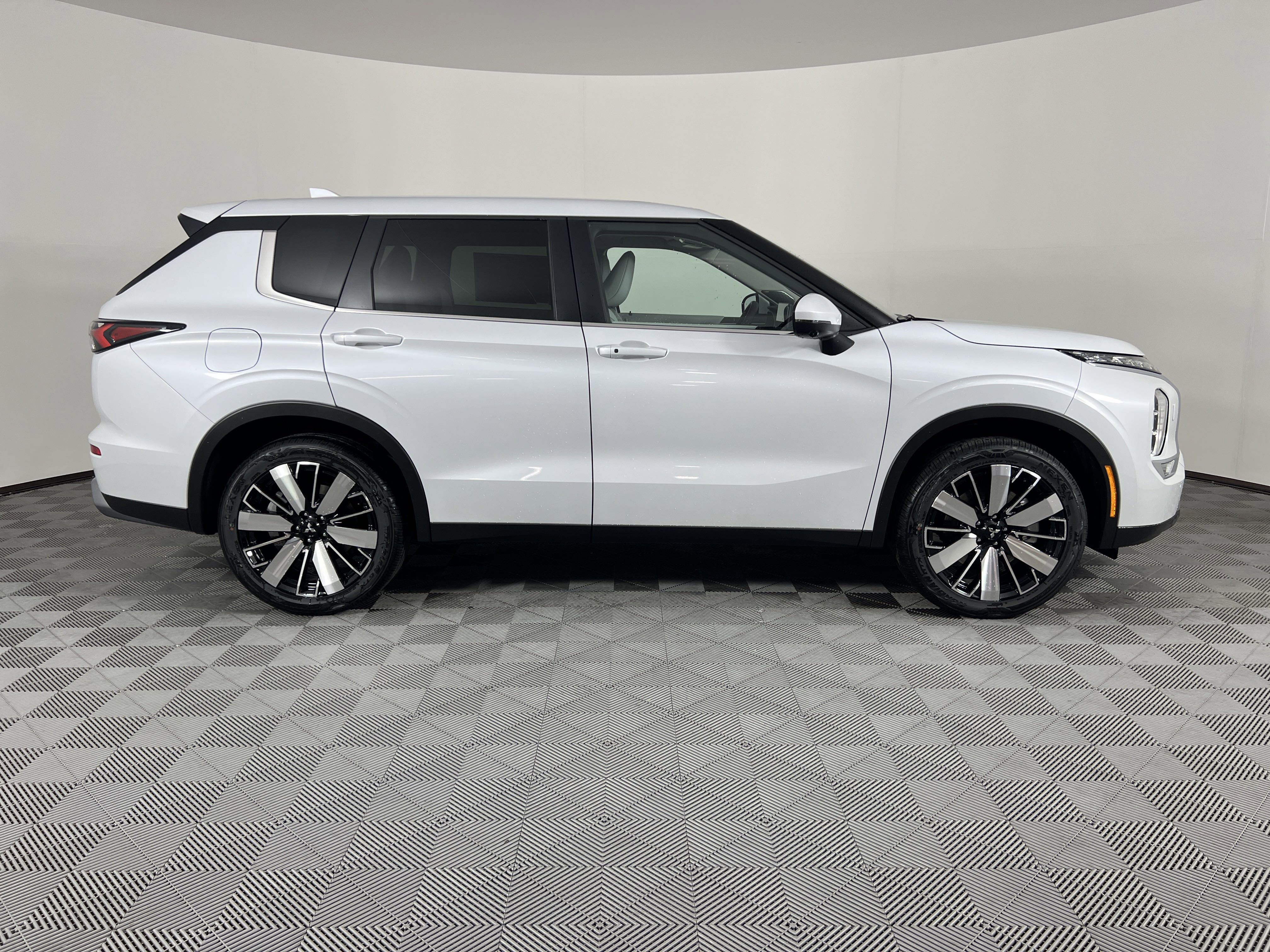 New 2025 Mitsubishi Outlander SE image 27