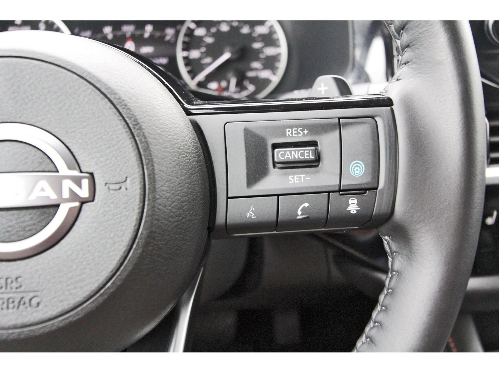 Used 2024 Nissan Pathfinder SL FWD image 16