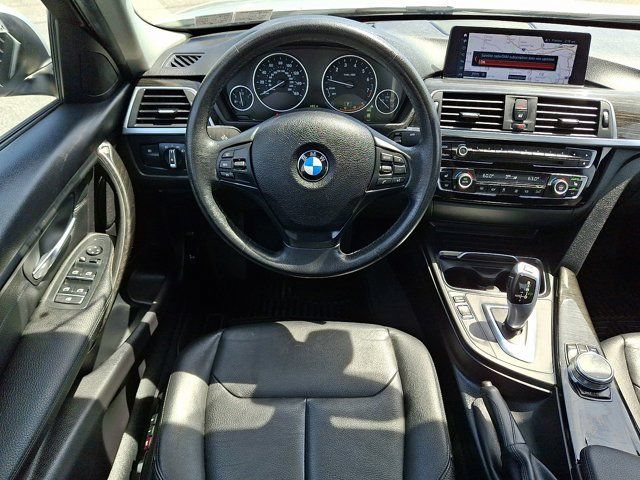 Used 2018 BMW 320i xDrive Sedan w/ Premium Package AWD/4WD image 14