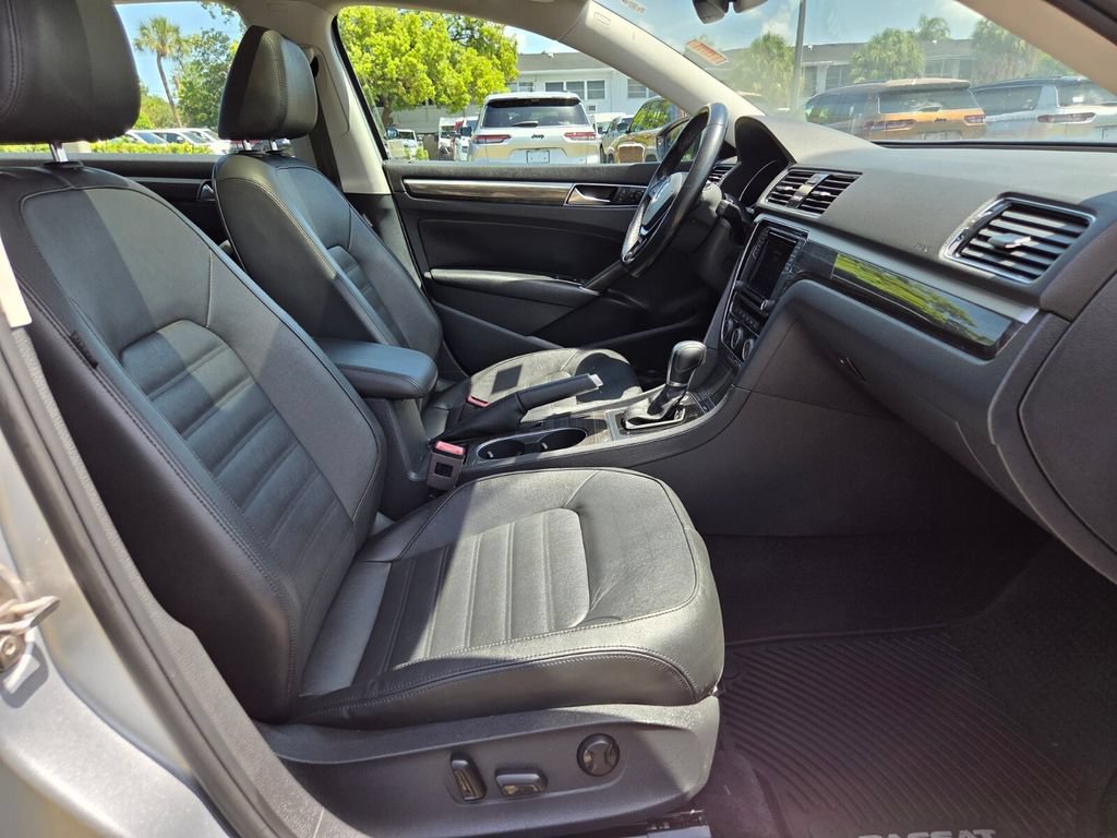 Used 2018 Volkswagen Passat 2.0T SEL Premium FWD image 18