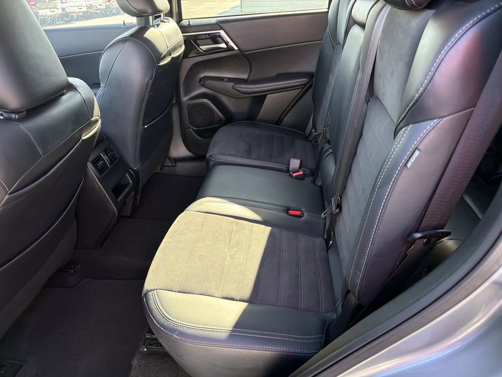 Used 2024 Mitsubishi Outlander SE image 16