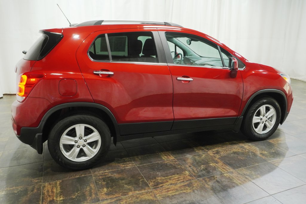 Used 2020 Chevrolet Trax LT w/ Sun & Sound Package FWD image 4