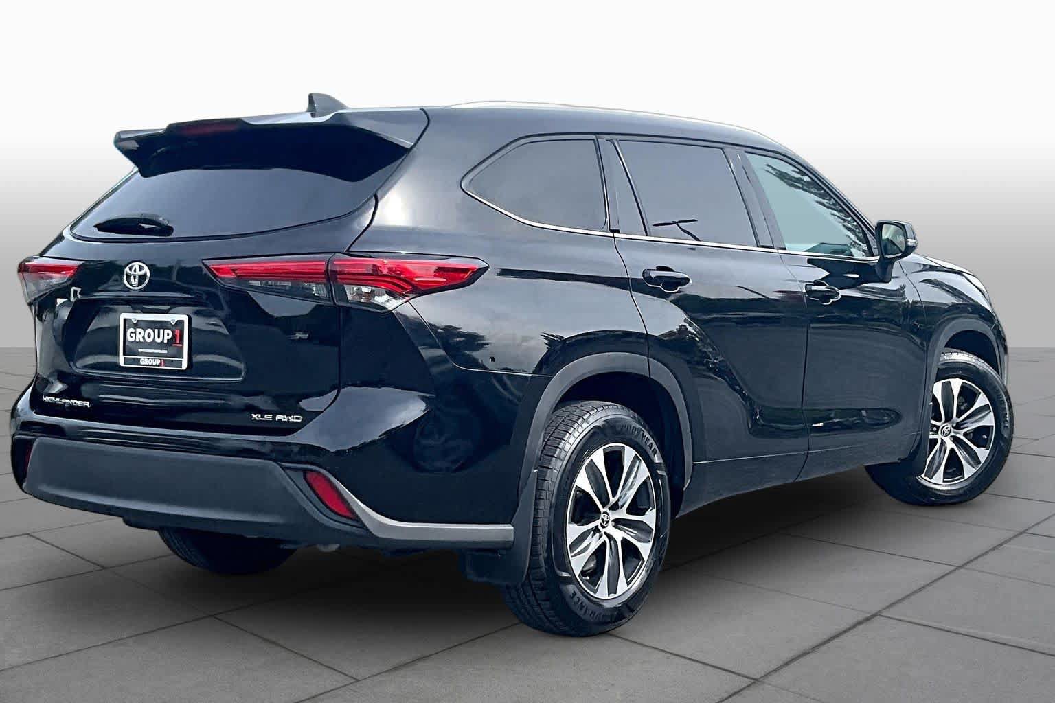 Used 2022 Toyota Highlander XLE AWD/4WD image 13